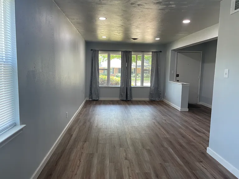 9655 Lanward Dr — Photo 2