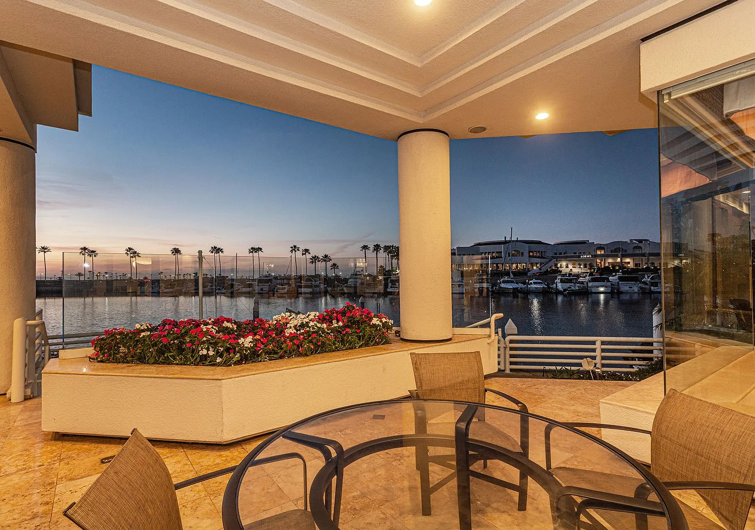 Exquisite Waterfront Gem. — Photo 3
