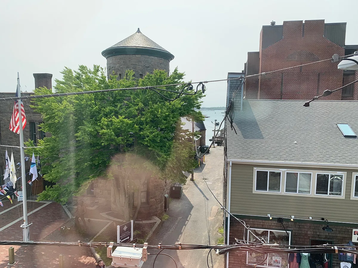 Building Photo - 372 Thames St #2