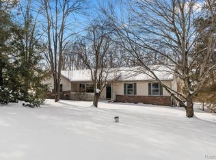 2596 Harvest Hill Dr, Brighton, MI 48114
