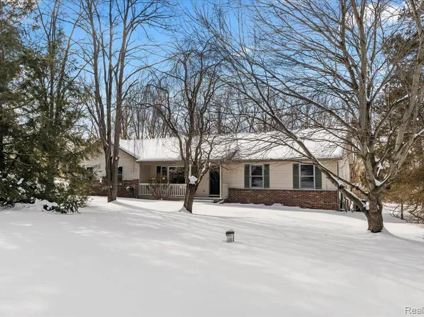 2596 Harvest Hill Dr, Brighton, MI 48114