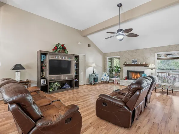 907 Columbia River Rd, Montgomery, TX 77316