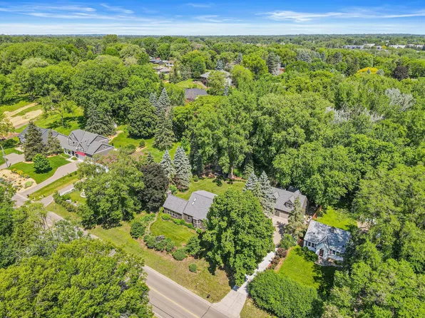 523 Roselawn Ave W, Roseville, MN 55113