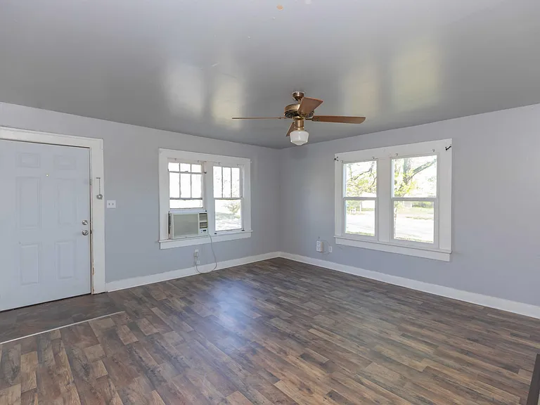 821 S Travis St #2 — Photo 4