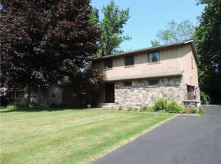 90 Round Creek Dr, Rochester, NY 14626