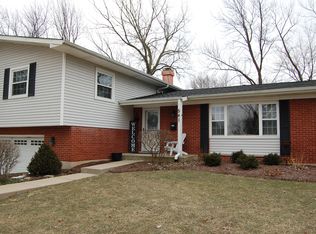 541 Maywood Ln, Lisle, IL