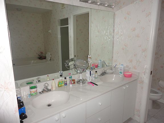 4th image of 1127 Royal Blvd