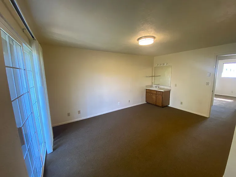 Hayward — Photo 44