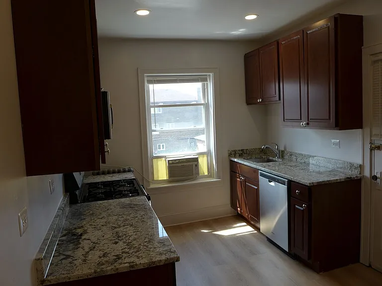Linder/ Lawrence Apartments — Photo 9