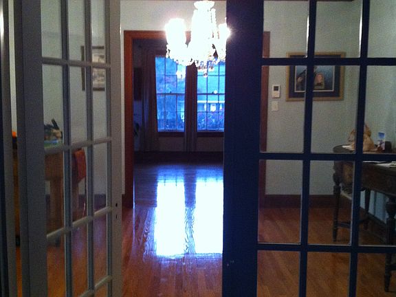 4th image of 831 Washington St
