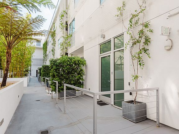 5th image of 1345 N Havenhurst Dr #8