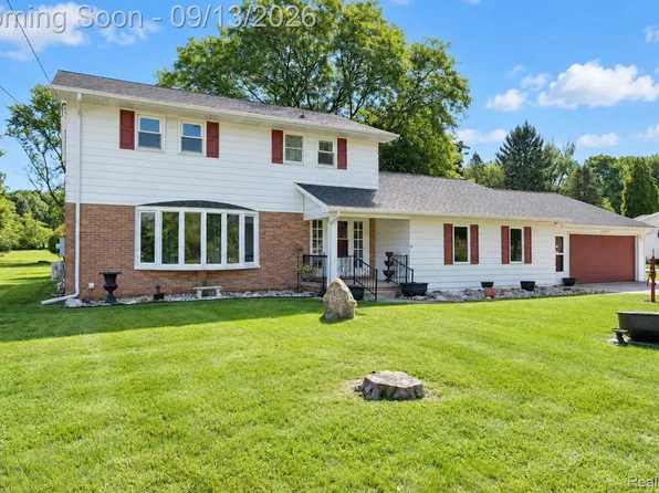 11462 Vista Dr, Fenton, MI 48430