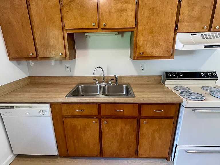 1238 Salem St — Photo 6