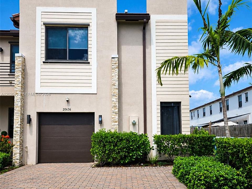 1st image of 20636 NE 5th Pl