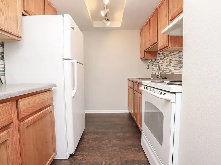 Dexter Street Apartments — Photo 18