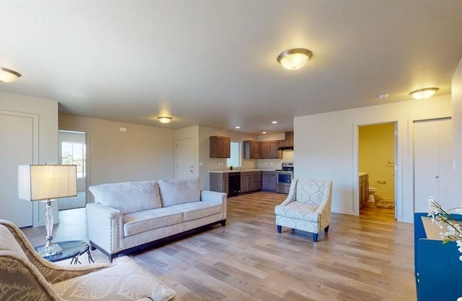 Modern 3 Bedroom, 2 Bathroom Townhouse for Rent — Photo 2