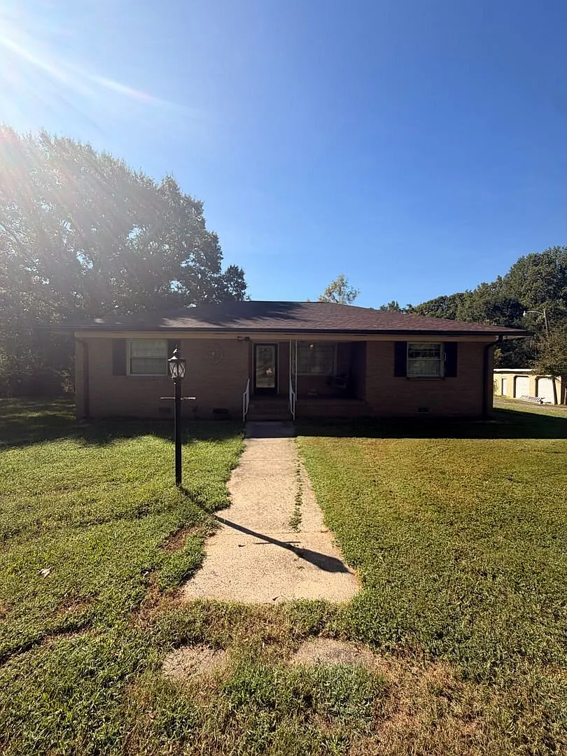 Home on 2.5 Acres in laurens!! — Photo 1