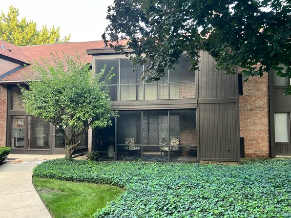 710 Saint Andrews Ln APT 8, Crystal Lake, IL 60014