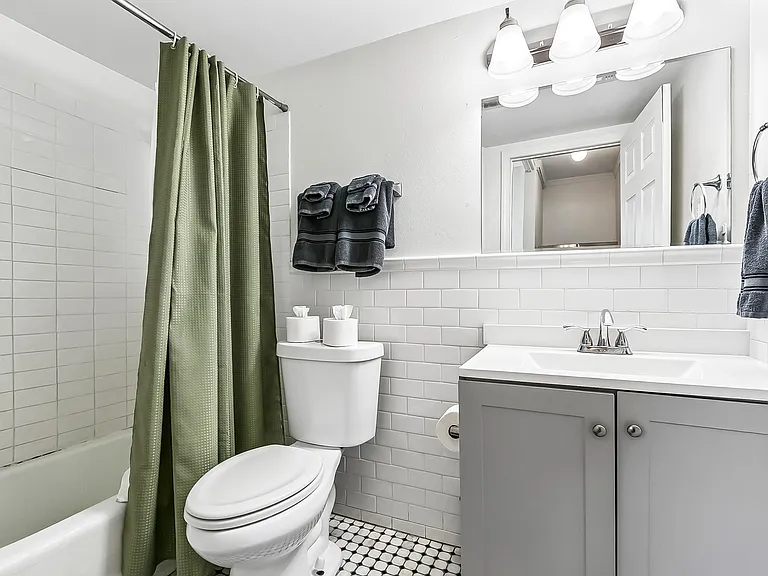 2614 Banks St — Photo 10