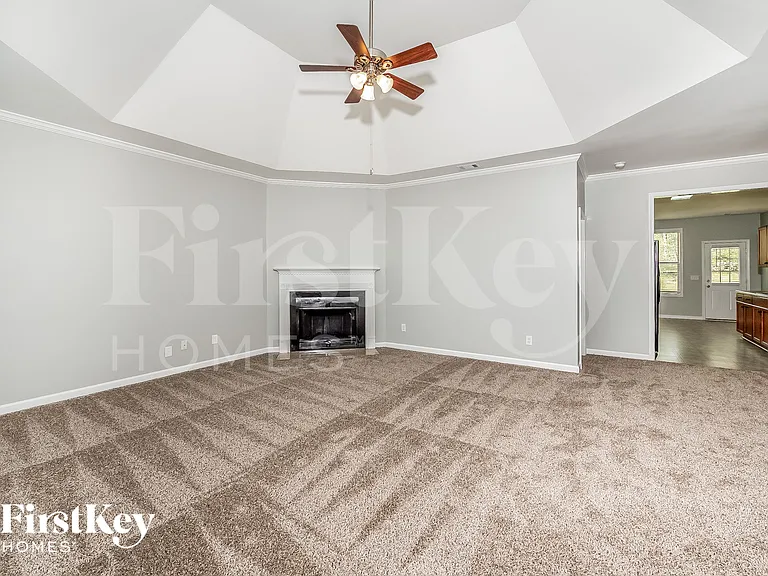 1256 Washington Dr — Photo 3