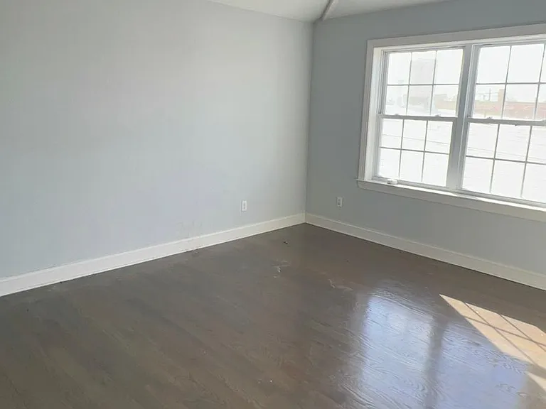586 Roosevelt Ave #2C — Photo 12