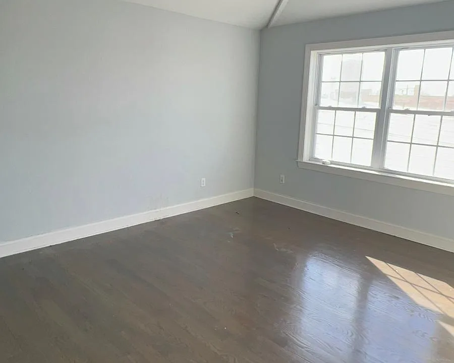 586 Roosevelt Ave #2C