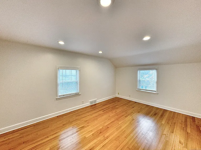 84 Sunnyridge Ave — Photo 7