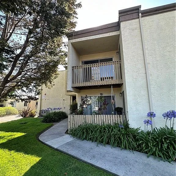 432 Edgehill Ln — Photo 1