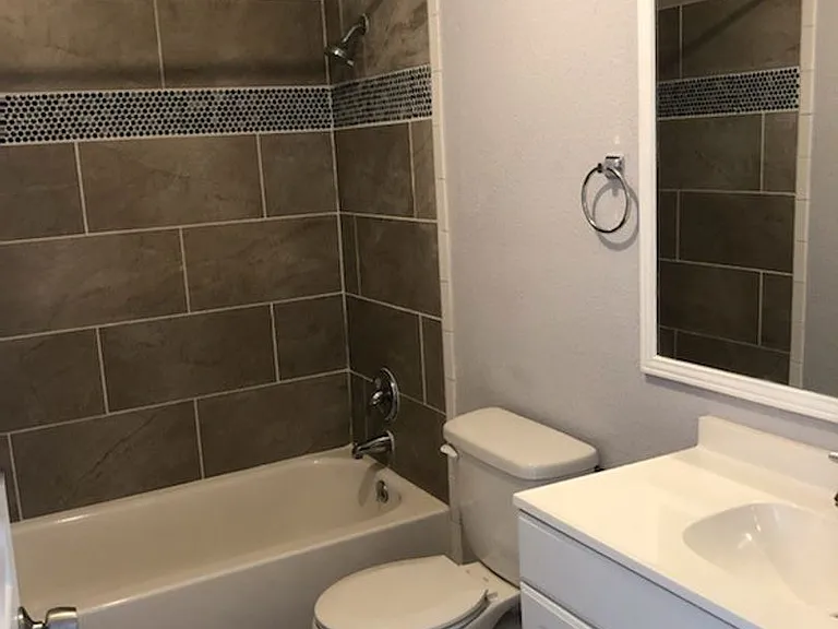 511 E Sayers Ave — Photo 16