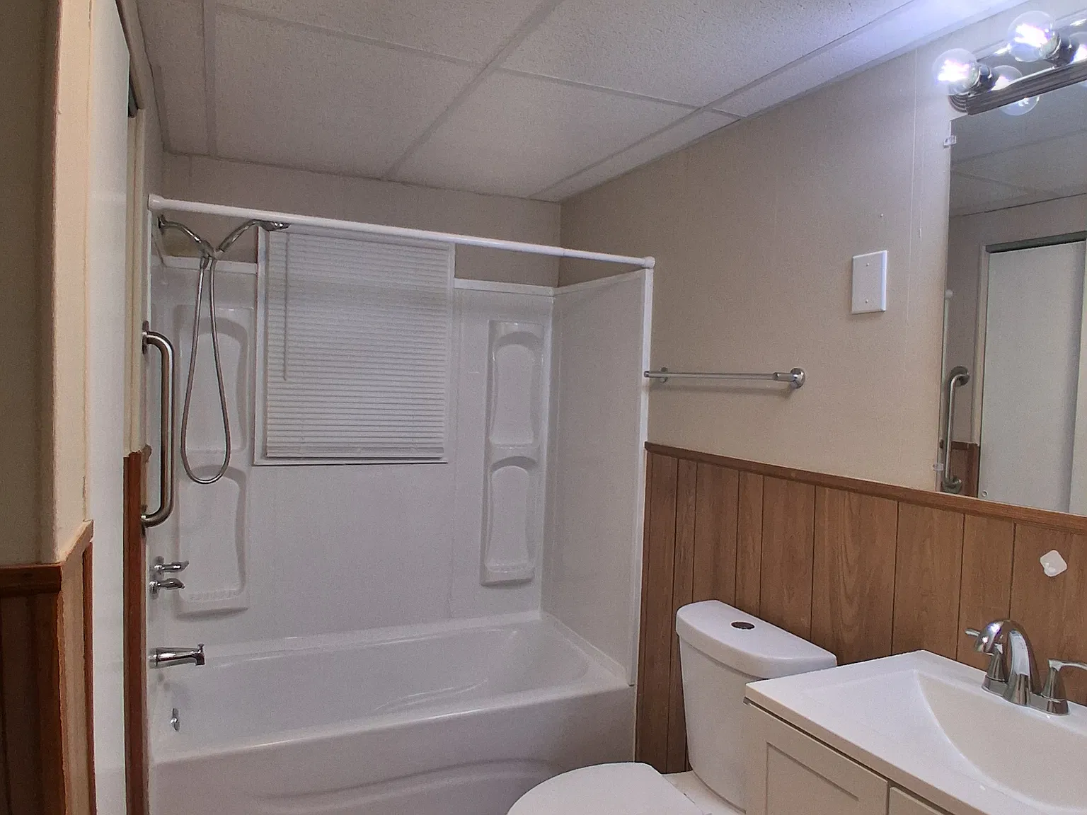 5 Bedroom, 2 Bathroom Home — Photo 3