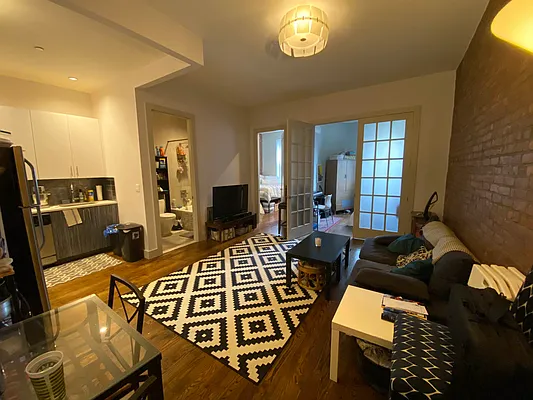 Rented by Premier Metro Realty Corp | media 8