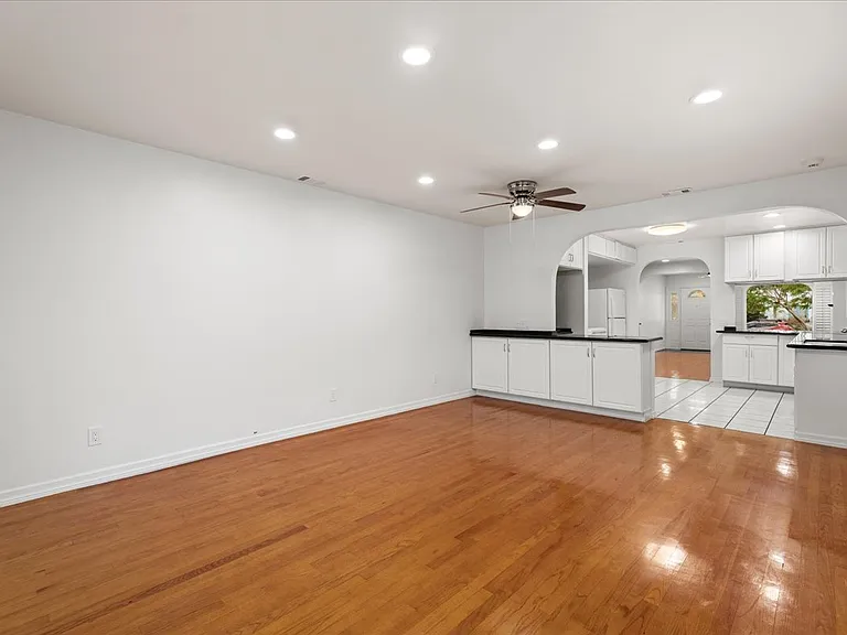 2126 Selby Ave — Photo 11