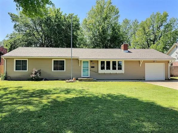 219 Countryside Dr, Hutchinson, KS 67502