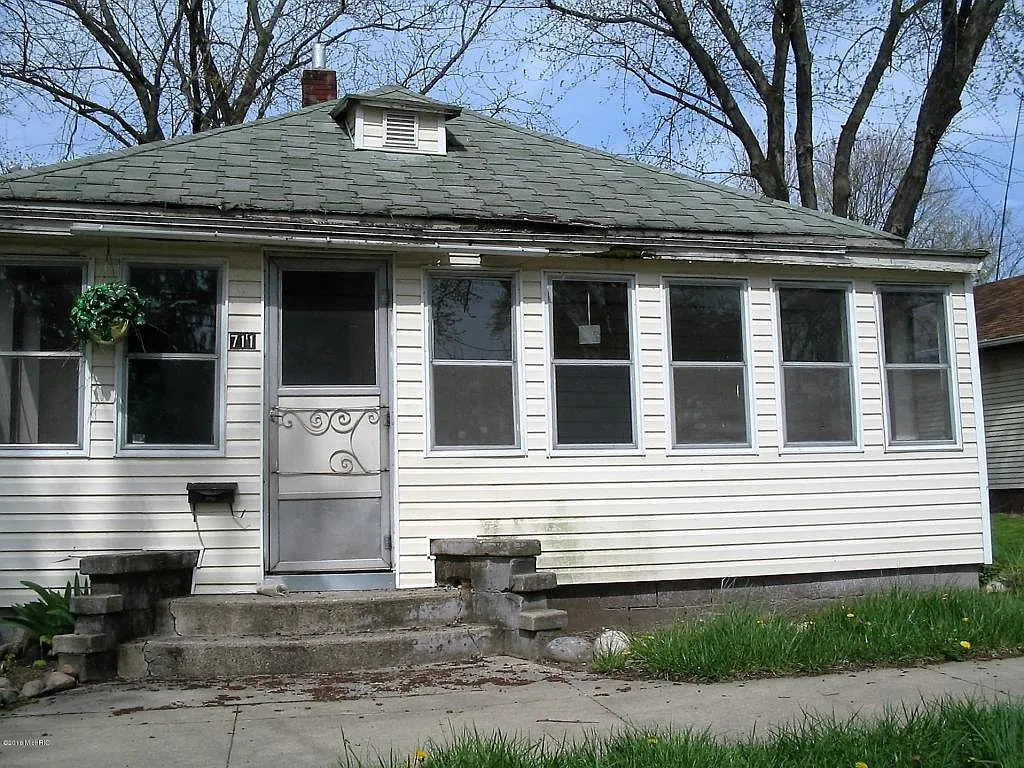 711 Spring St photo 1