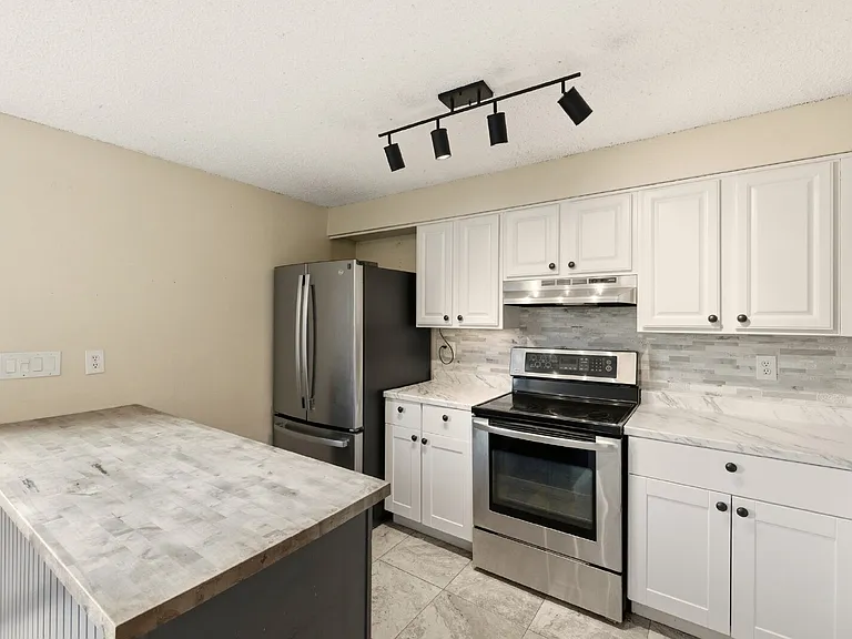 234 W Rockrimmon Blvd #D — Photo 8