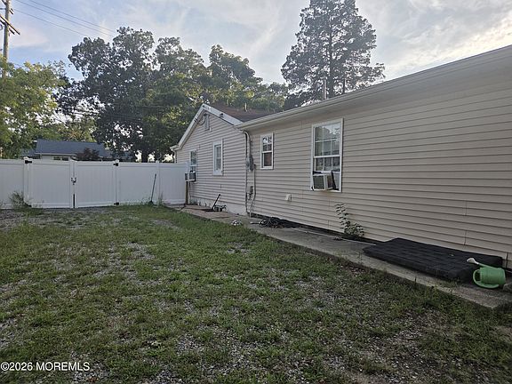 2nd image of 211 Magnolia Avenue