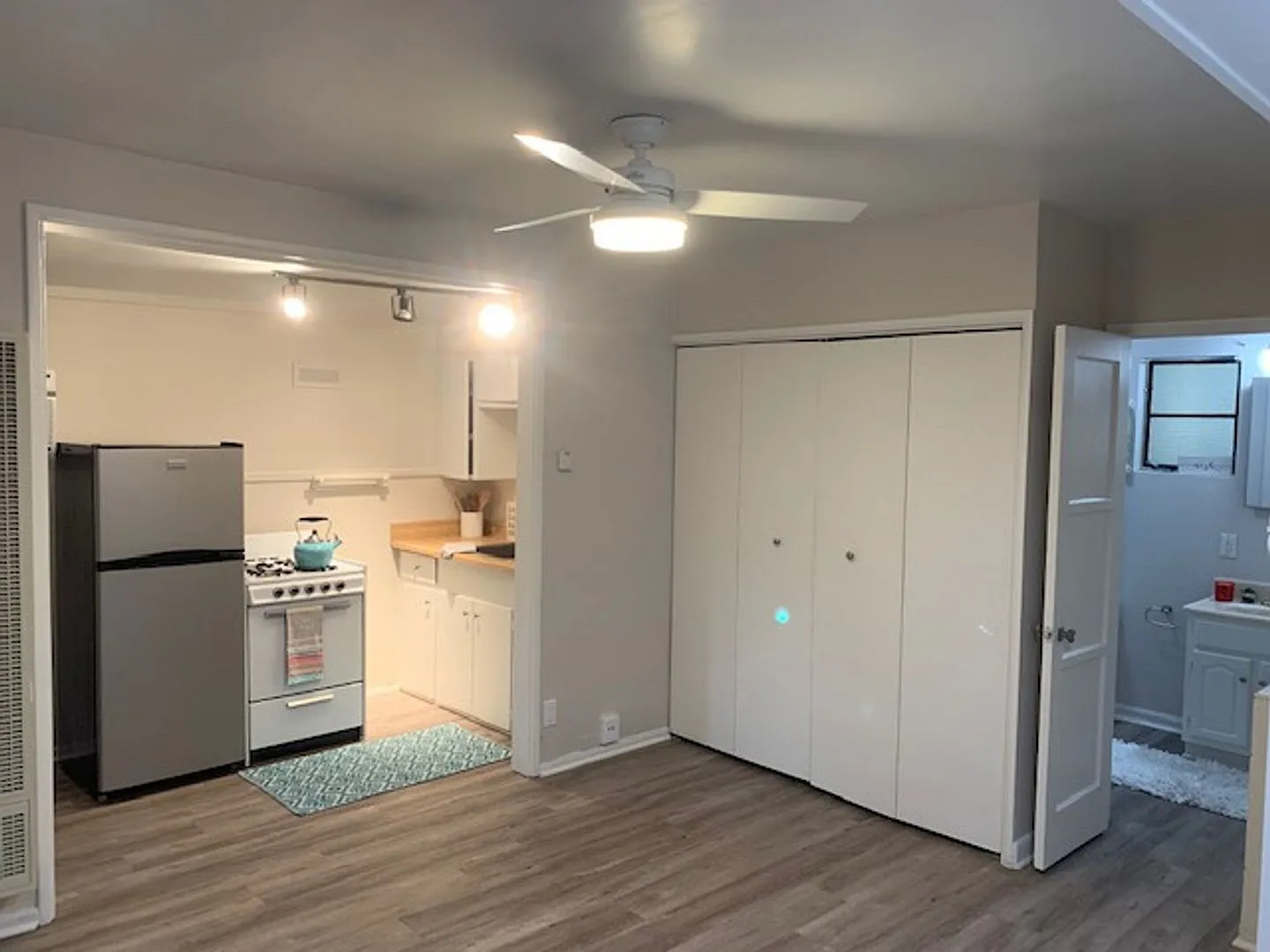 550 S Los Robles — Photo 2