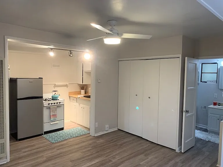 550 S Los Robles Ave #A-F — Photo 2