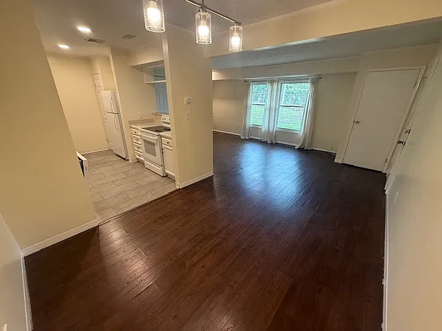 310 Canterbury Ln #D — Photo 3