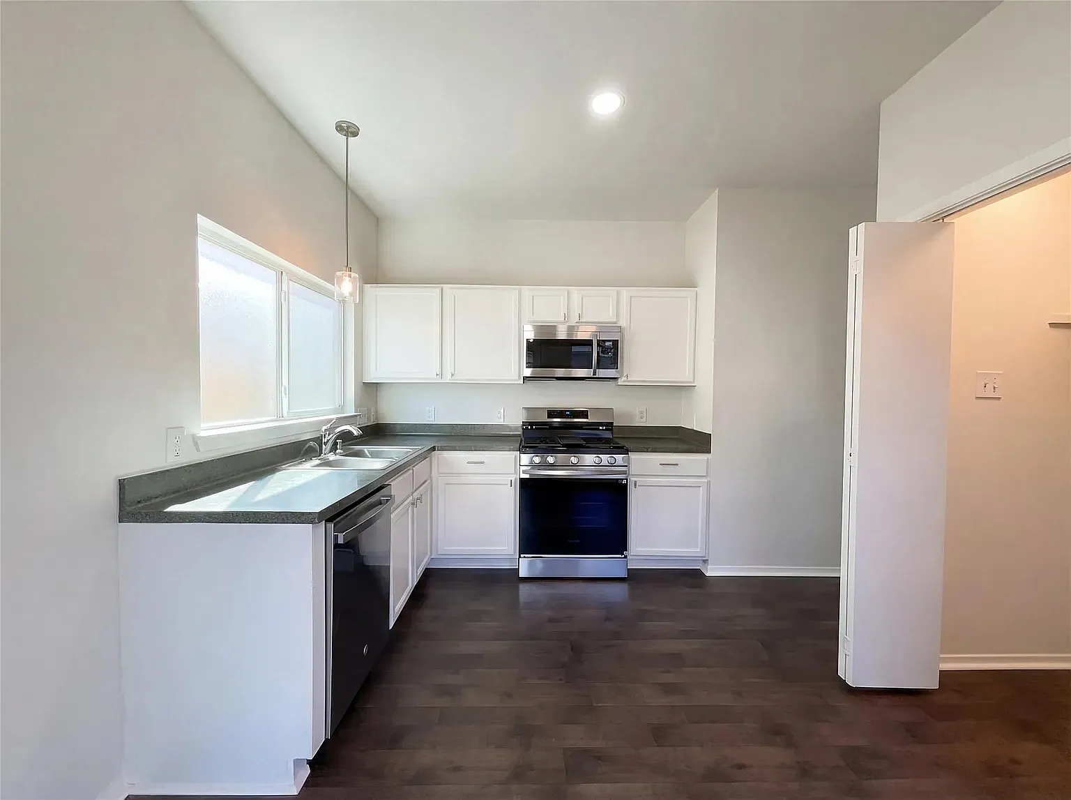 4 bed, 1638 sqft, $2,250 — Photo 2