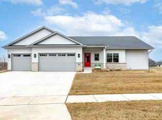 7091 Spring Creek Dr, Bettendorf, IA