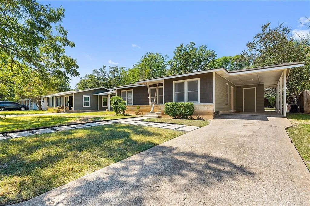 3 bed, 1.0 bath, 996 sqft, $2,995 — Photo 2