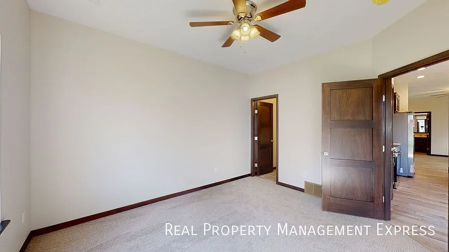 3 Bedroom 2.5 Bathroom Single Family Townhome w/ Attached Garage — Photo 3