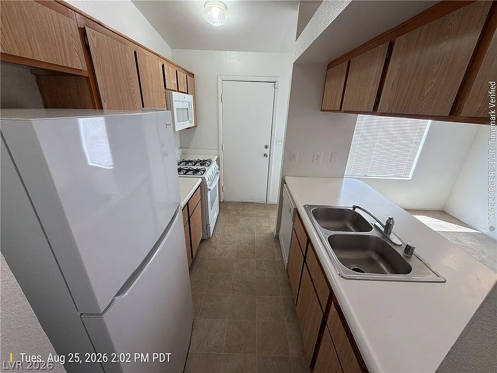 3 bed, 2.0 bath, 1036 sqft, $1,551 — Photo 4