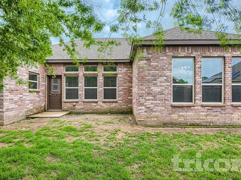 221 Anthony Ln — Photo 17