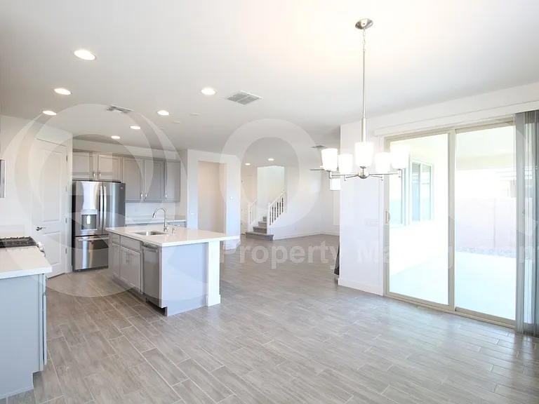 11818 S 54th Ln — Photo 6