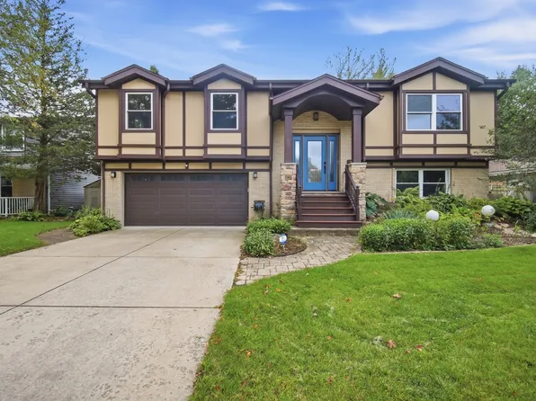 135 W King Arthur Ct, Palatine, IL 60067