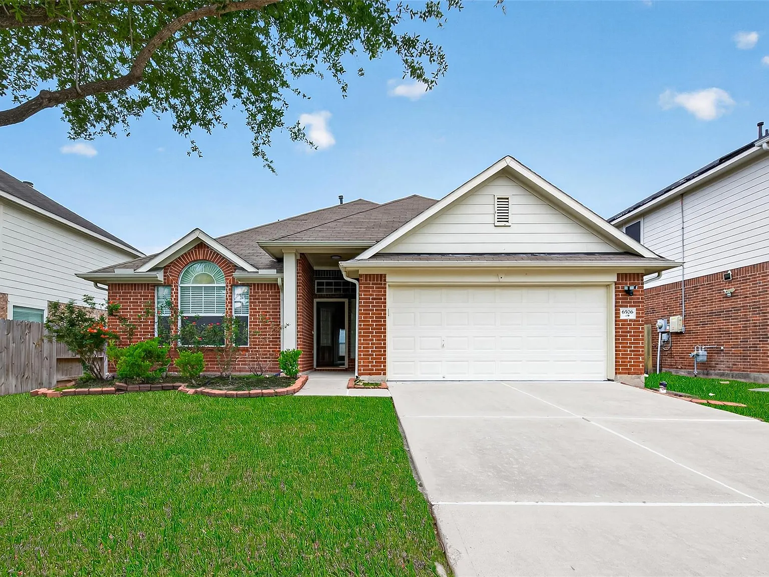 3 bed, 2.0 bath, 1640 sqft, $2,200 — Photo 2