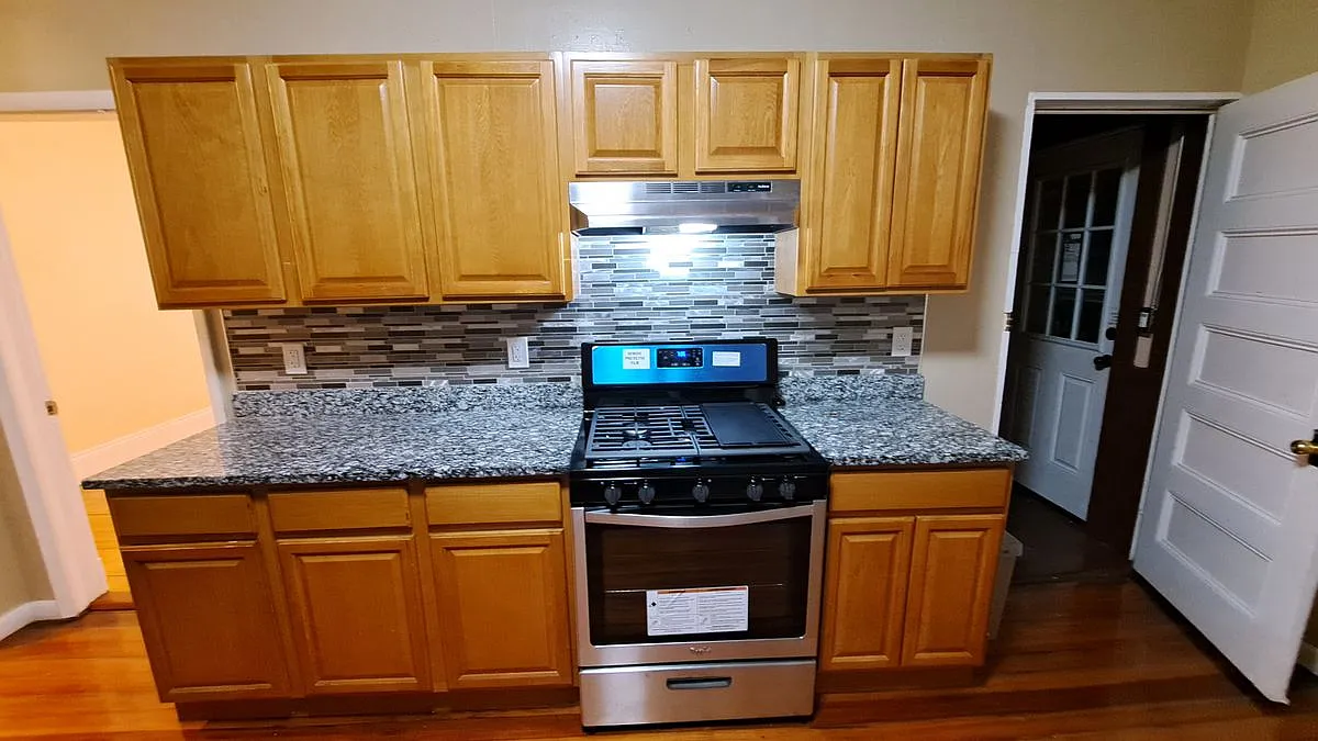 4 bed, 1.0 bath, 1200 sqft, $3,500 — Photo 4