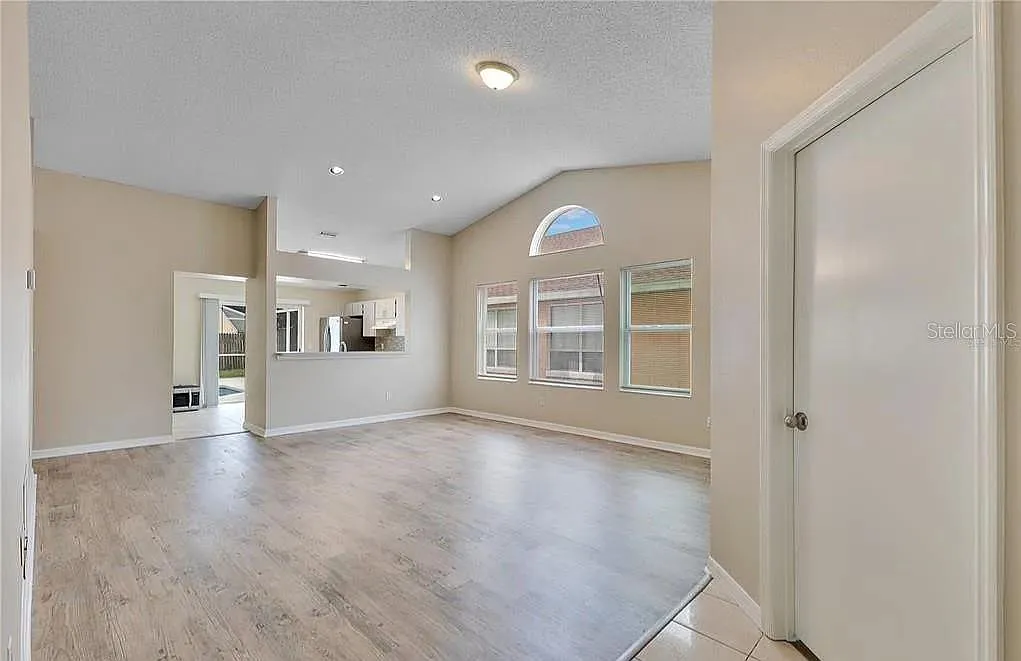 3 bed, 2.0 bath, 1766 sqft, $2,300 — Photo 2